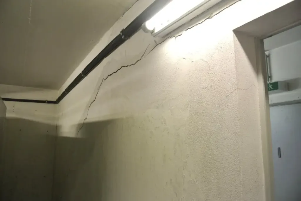 Razpoke Stena Zid Klet (1)