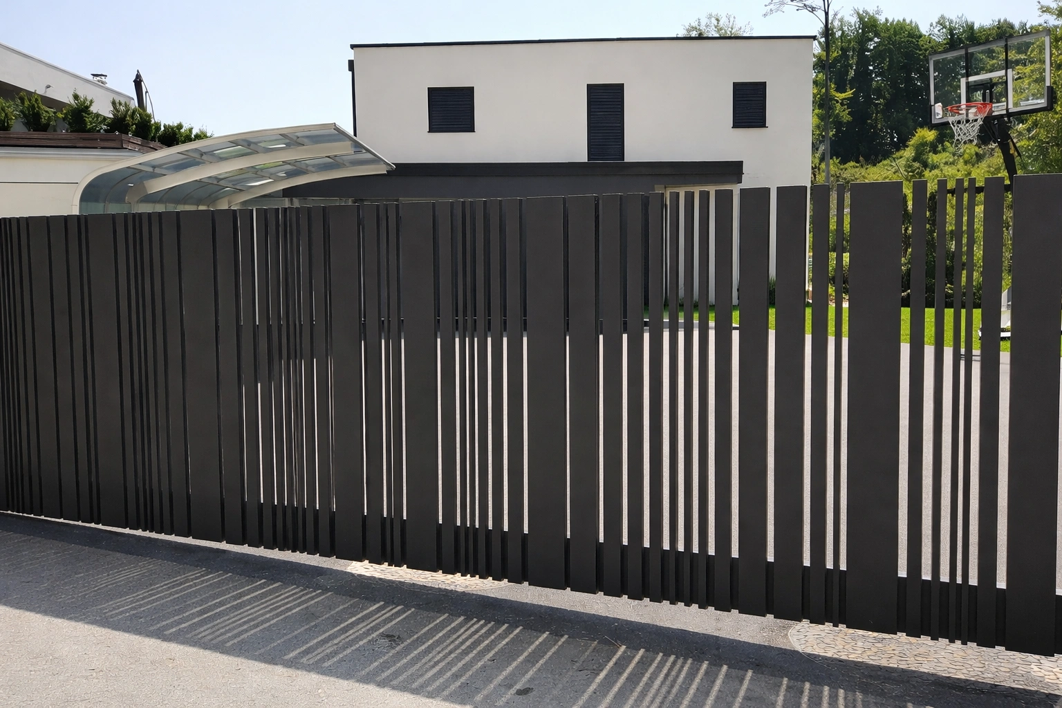 Vertikale na pohodu: Kam se nagibajo trendi v svetu ograj?