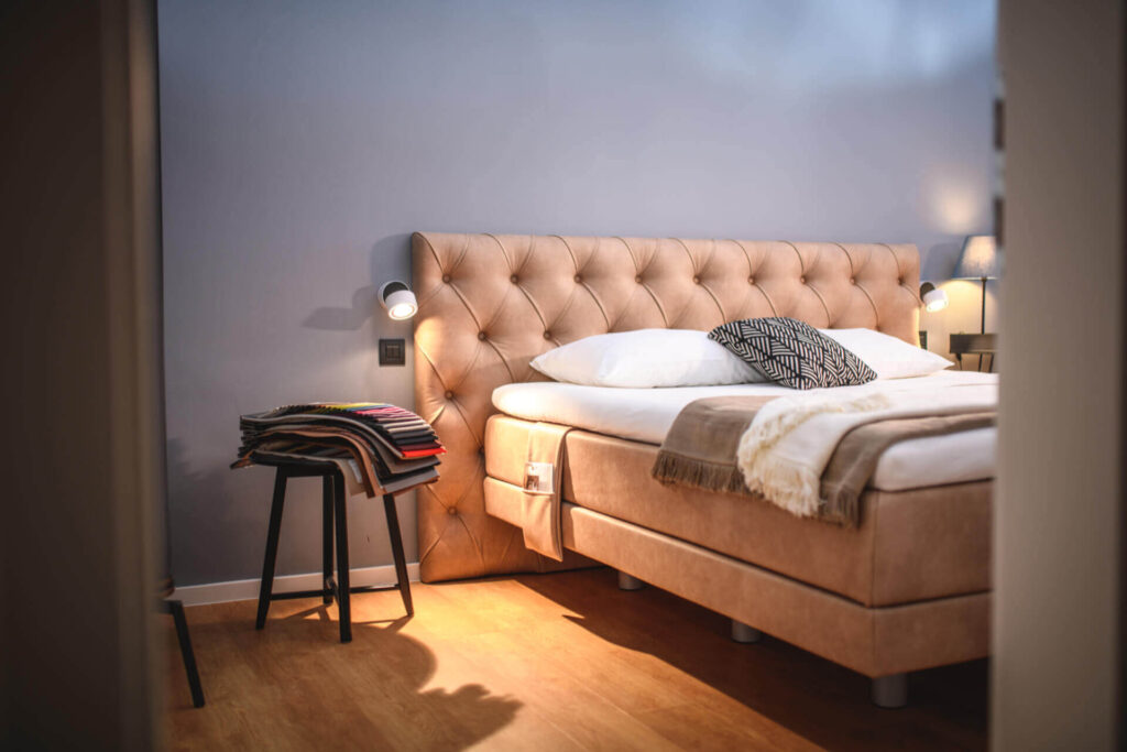 Oblazinjena Boxspring Postelja