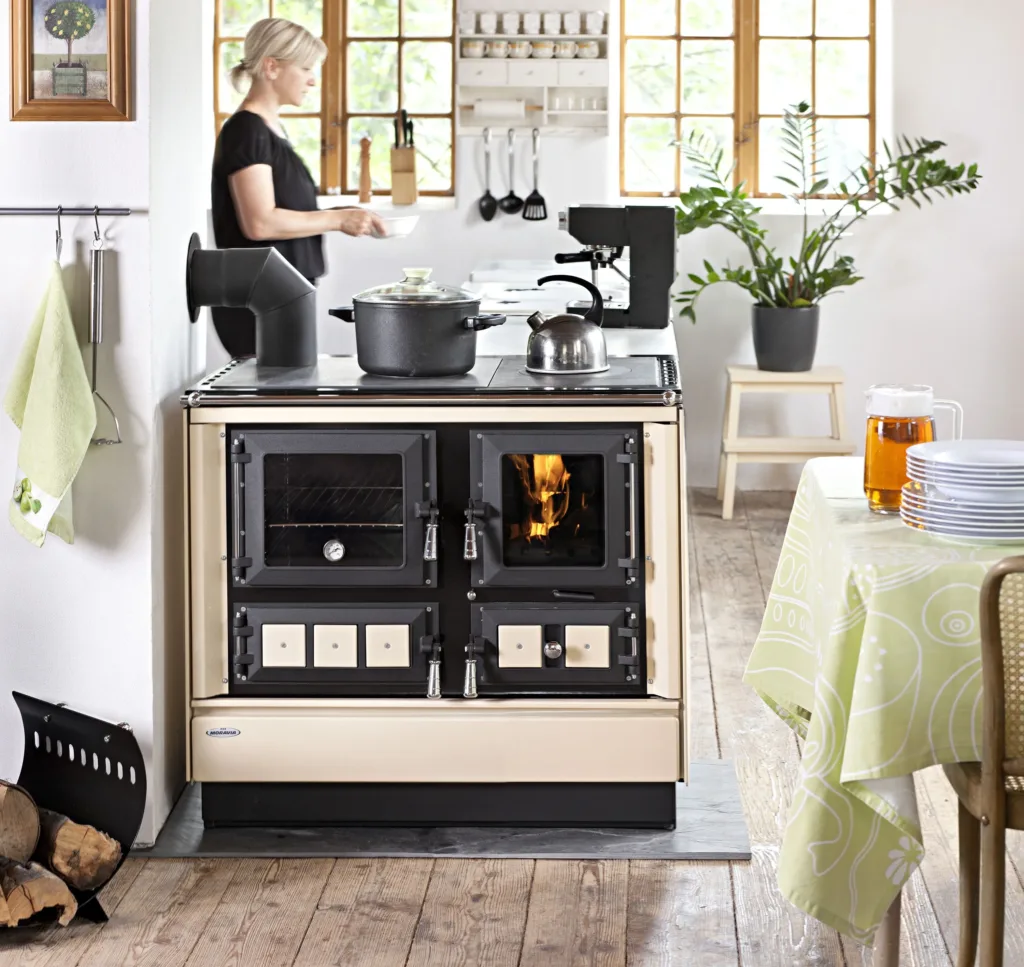 Stedilni Na Drva In Kamin V Enem Postavitev Vo Odprt Interirer Sodoben Dom