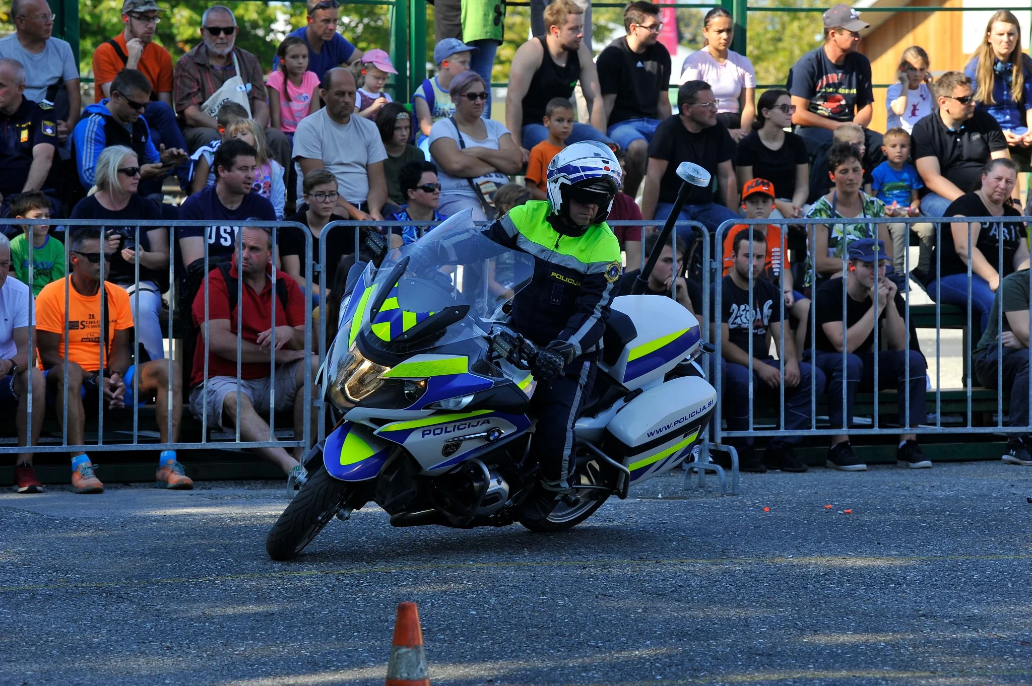 Policijski motorist pri spretnostni vožnji na SOBRA 2025 Policija Foto Jure Zauneker