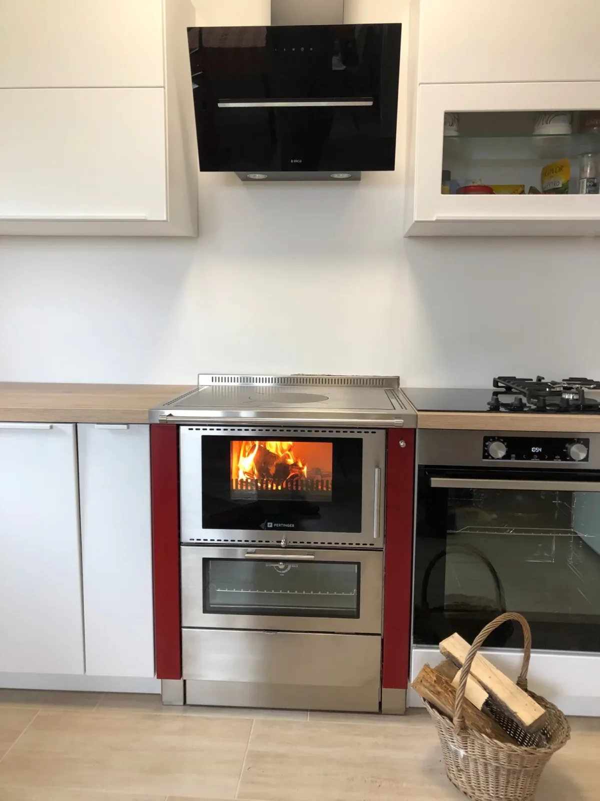 Stedilnik Na Drva Vgradni Pertigner Moderna Bela Kuhinja 1920