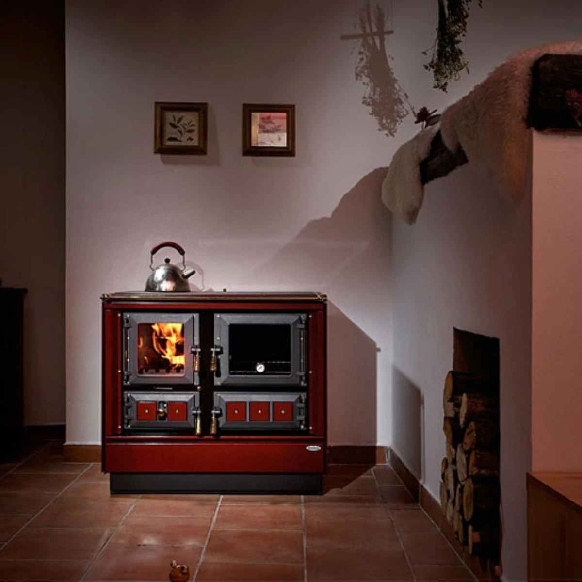 Stedilnik Na Trda Goriva Rdeča