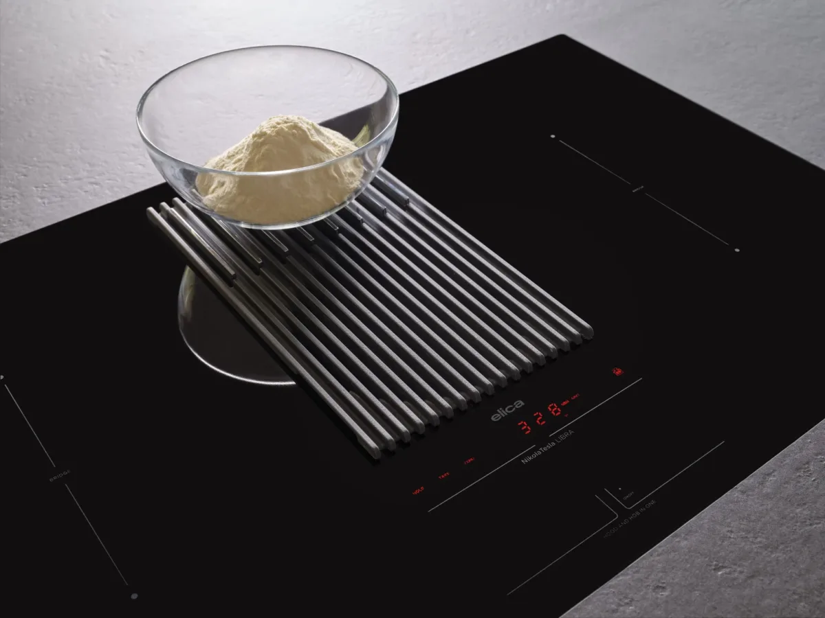 Indukcijska Kuhalna Plošča Intergrirana Napa In Tehtnica Sodoben štedilnik Elica Pmf