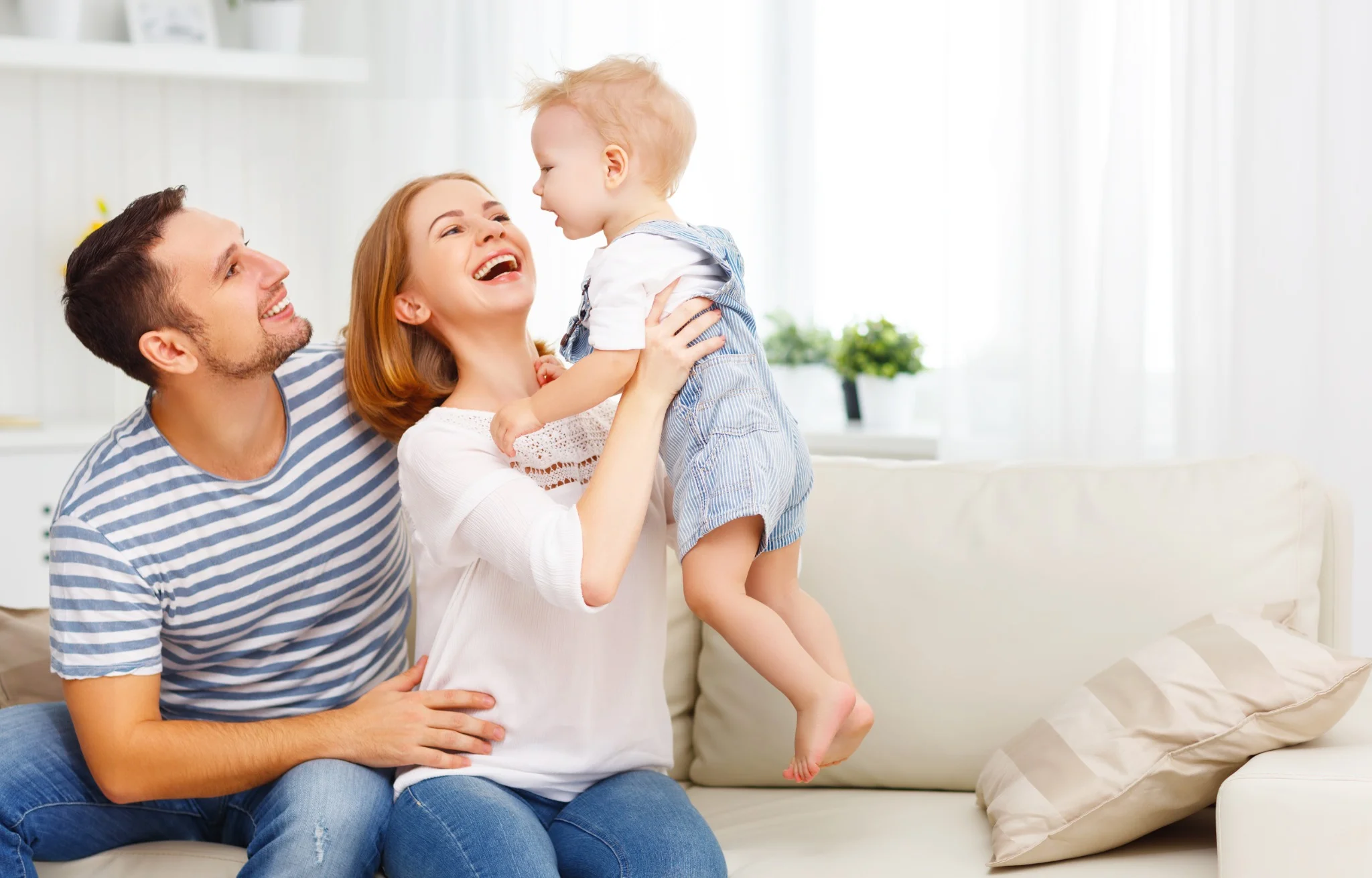 Ivent Druzina Zadovoljna Zrak V Domu