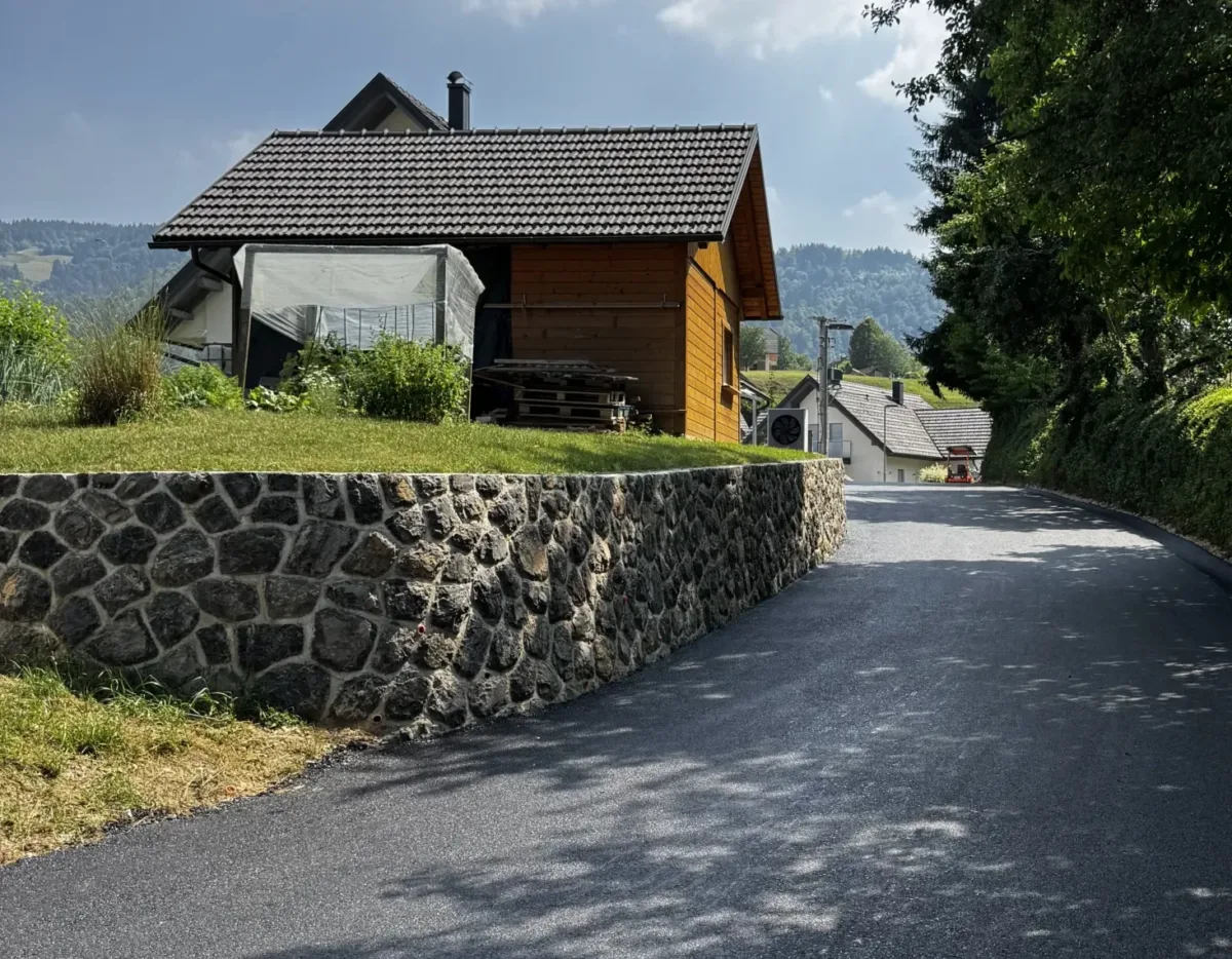 Gradbeni izkopi in ureditev okolice Klemenčič Kako pravilno urediti teren in okolico pri gradnji? Ključni nasveti za izkope, podporne zidove in dvorišče