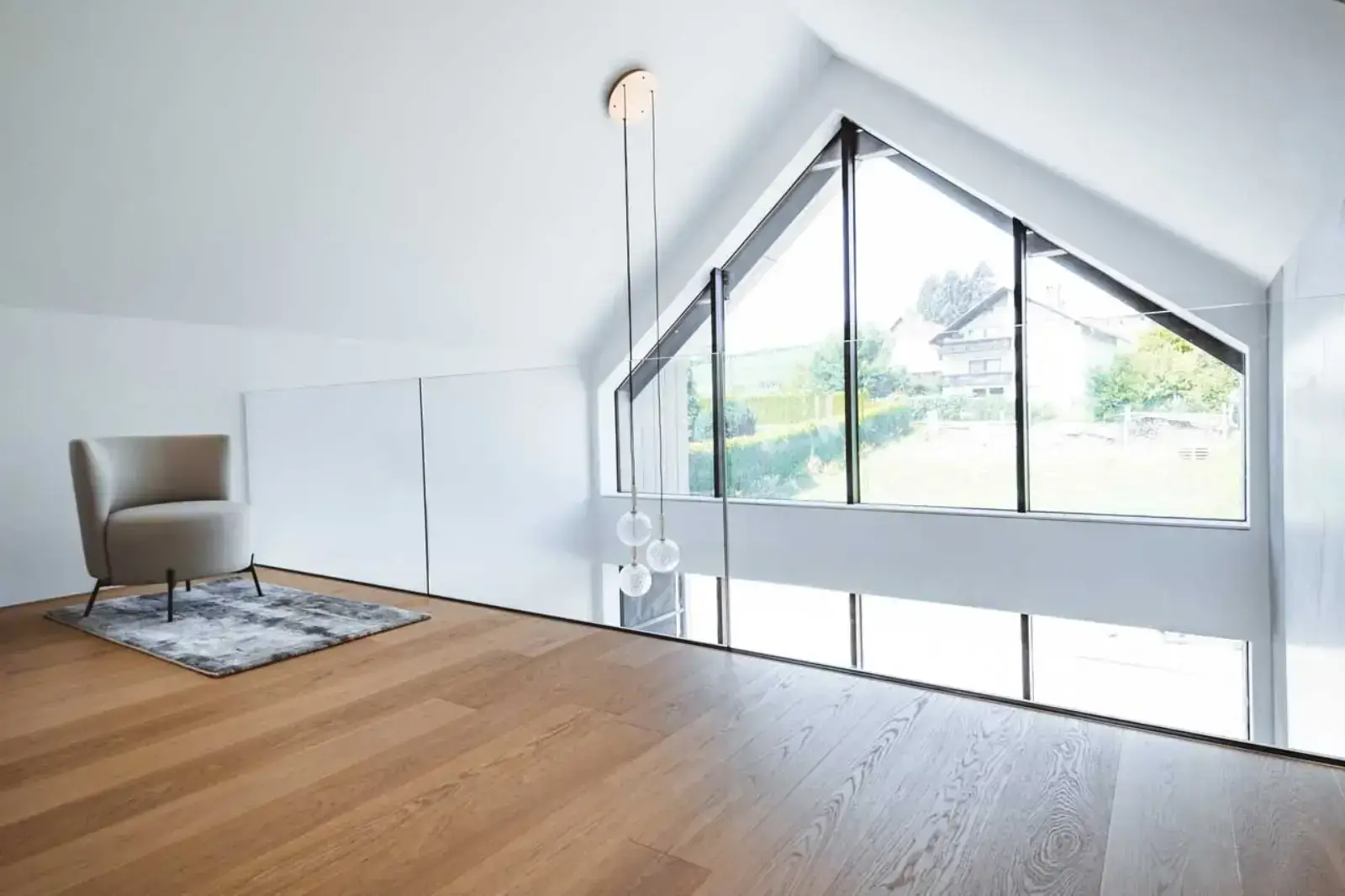 Svetel Dom S Steklom Notranja Oprema.webp02