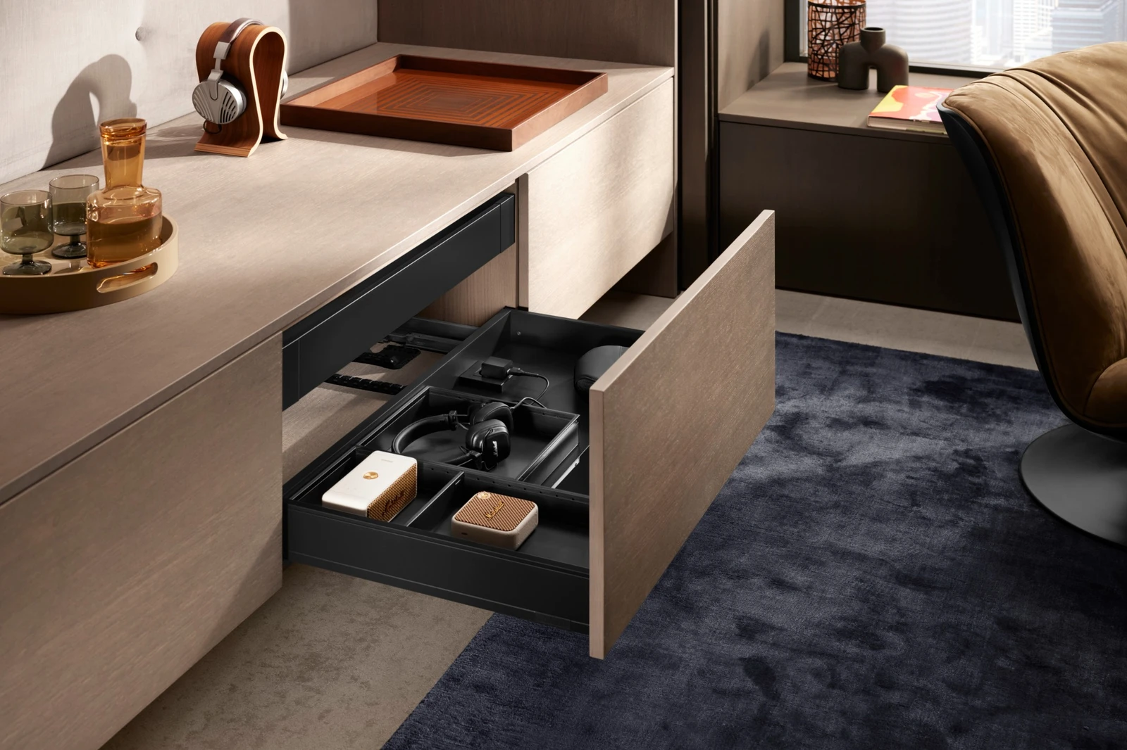 Izvlečni predal Blum LEGRABOX za organizirano shranjevanje dodatkov v sodobni omari za dnevno sobo ali pisarno