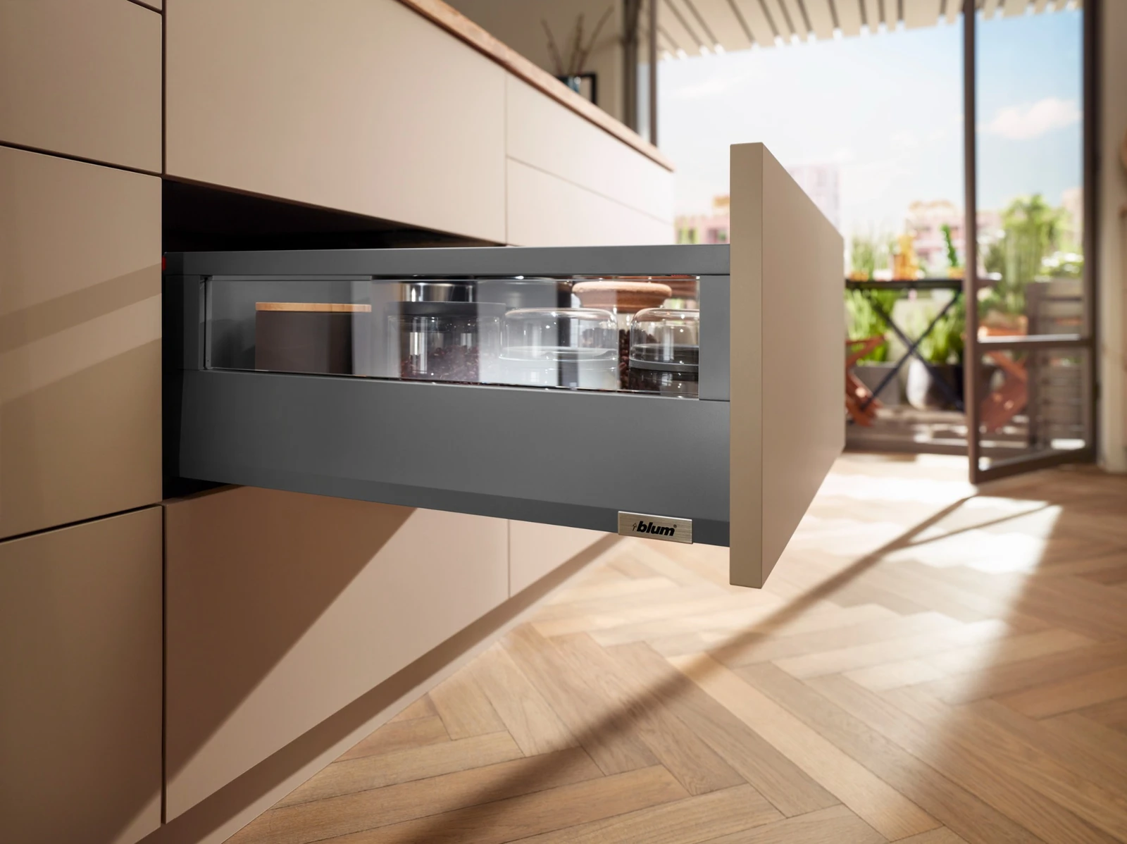 Blum MERIVIOBOX – stabilen in eleganten izvlečni predal za shranjevanje v kuhinji
