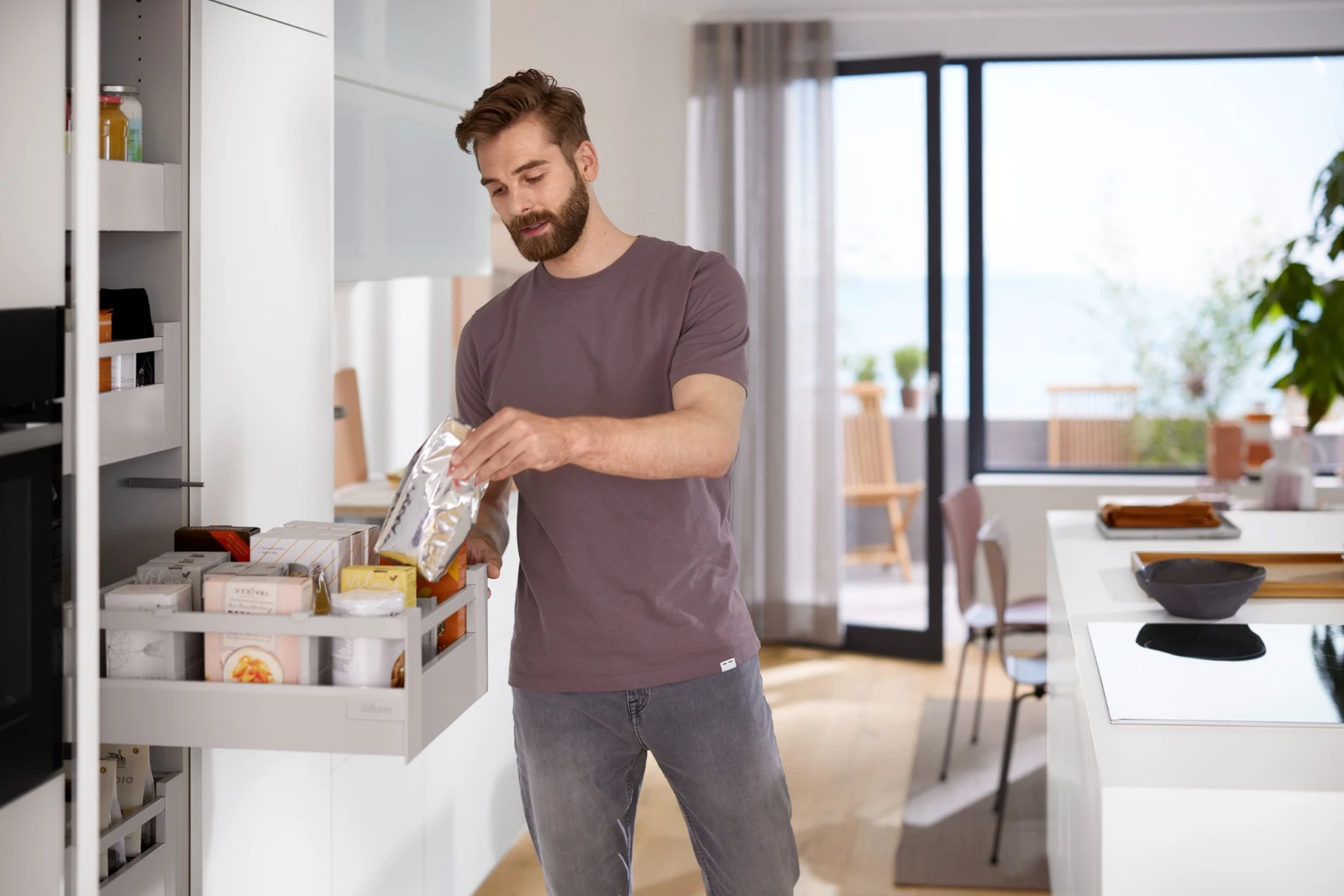 Organizirana shramba z izvlečnimi predali Blum SPACE TOWER v svetli kuhinji