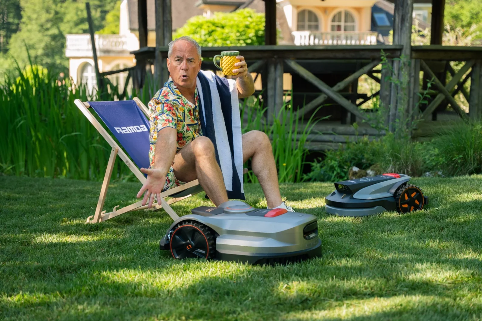 Robotska kosilnica Sunseeker Elite brez mejnega kabla na vrtu – Ramda, Vili Resnik