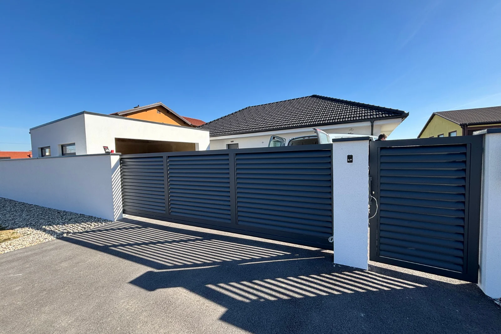 Pozabite na rjo in brušenje: Ograje, ki ostanejo lepe brez napornega vzdrževanja