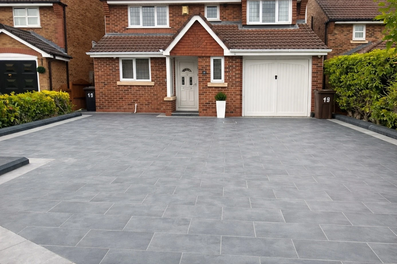 Zunanje keramične ploščice za terase, dovoze in garaže; kako izbrati trajno in varno rešitev