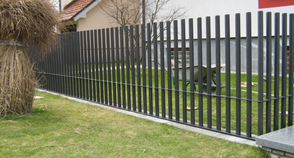 Palisadna Ograja Minimalisticni Palicni Sistem Dvorisce